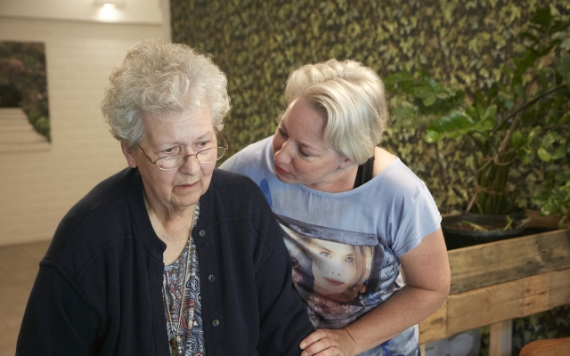 Verzorgende Jacqueline Buijs schenkt aandacht aan bewoonster Kloek