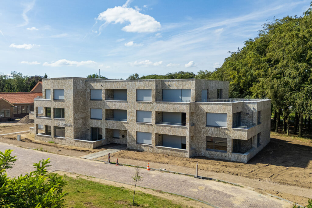 Nieuwbouw met drie woonlagen tussen de bomen op het kazerneterrein in Ede