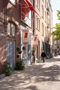 Woonkamer bij Kloek Amsterdam, kleinschalige ouderenzorg