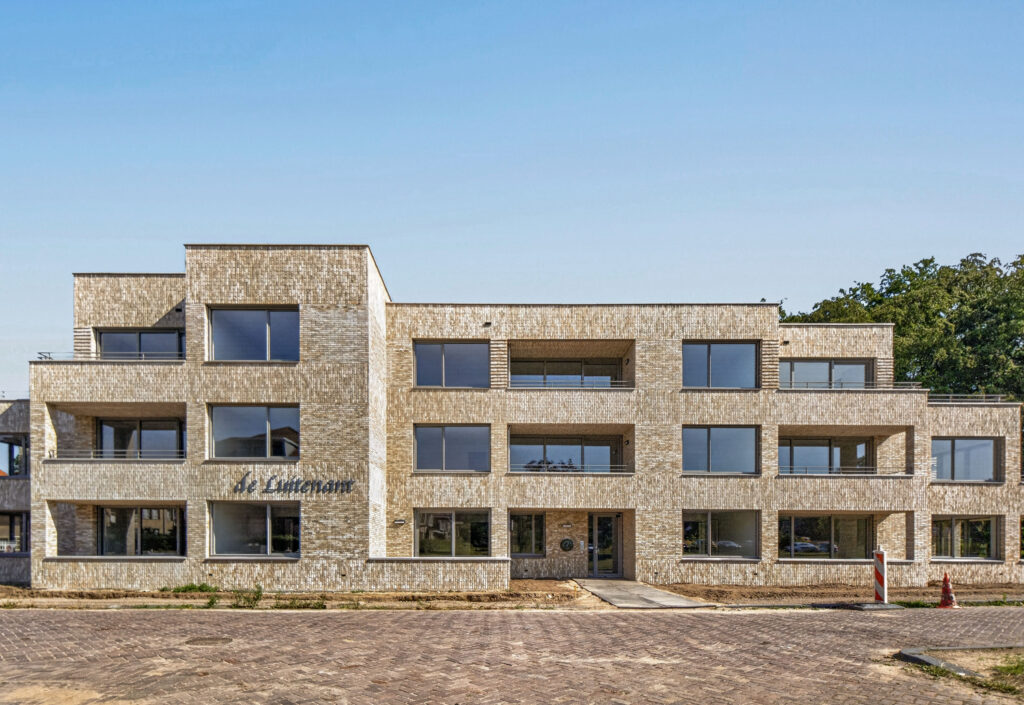 Gebouw De Luitenant op het kazerneterrein in Ede, nieuwbouw met drie woonlagen en een lichte bakstenen gevel