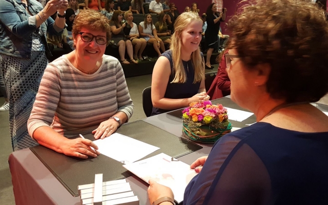 Lia Ernest van Kloek krijgt haar diploma