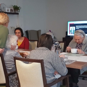 Sandra met bewoners in de woonkamer